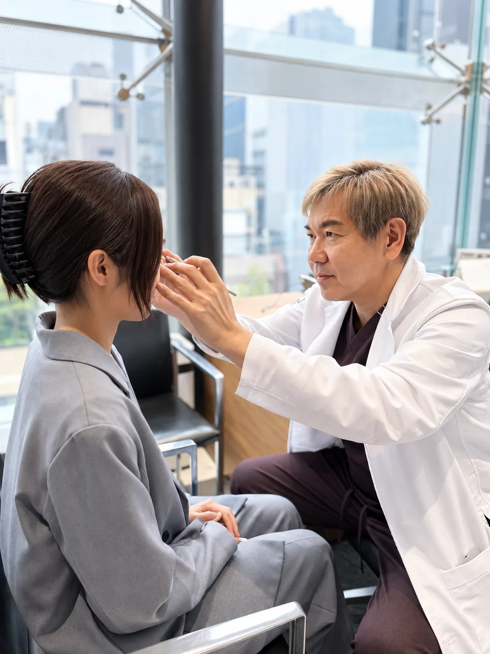 患者の顔を診ながらカウンセリングする医師